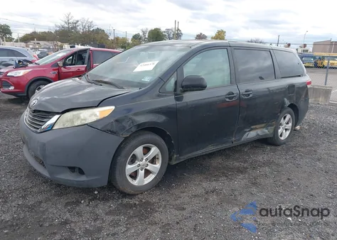 2012 Toyota Sienna Le 8 Passenger z USA, uszkodzony, nr VIN 5TDKA3DC1CS009352